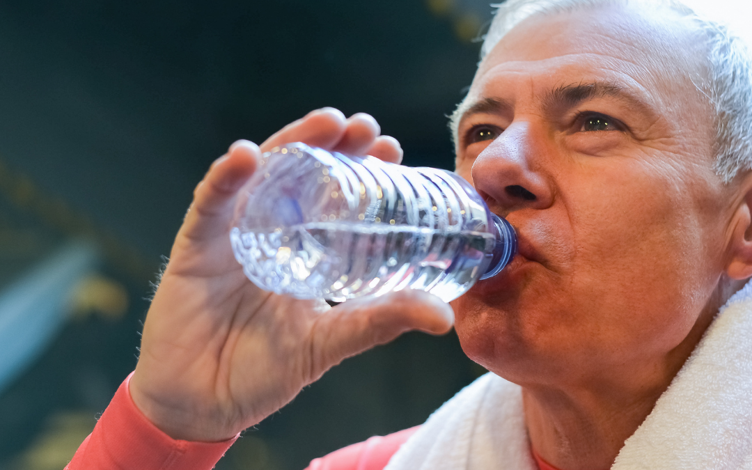Entenda a importância de beber água na vida de um idoso